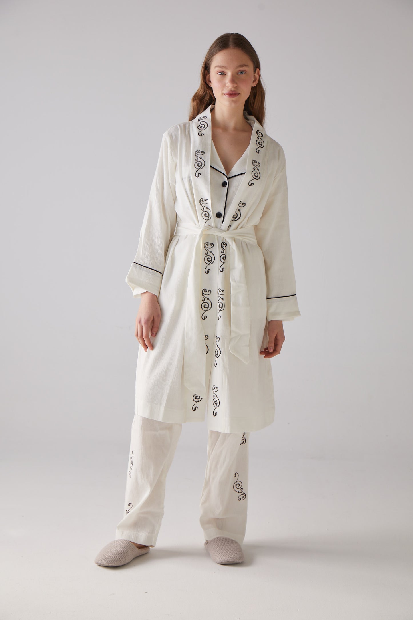 Weißes Morgenkleid mit Holzschnitt-Muster aus 100 % Bio-Baumwolle