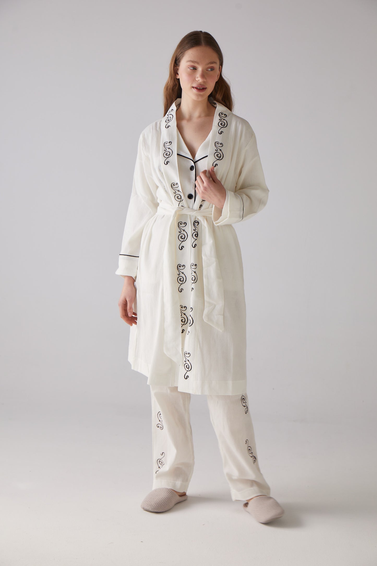 Clef woodcut patterned Morning-gown in white 100% organic cotton