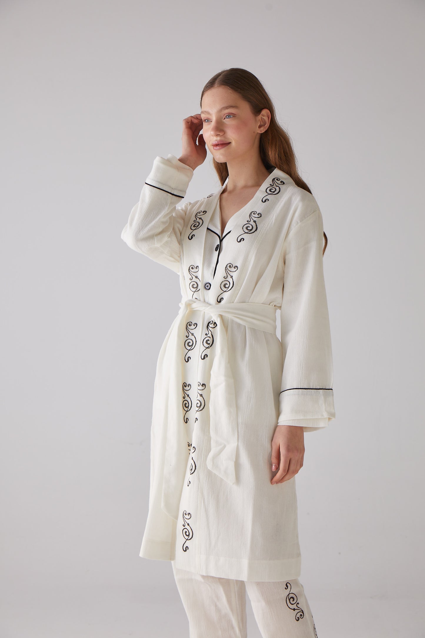 Weißes Morgenkleid mit Holzschnitt-Muster aus 100 % Bio-Baumwolle