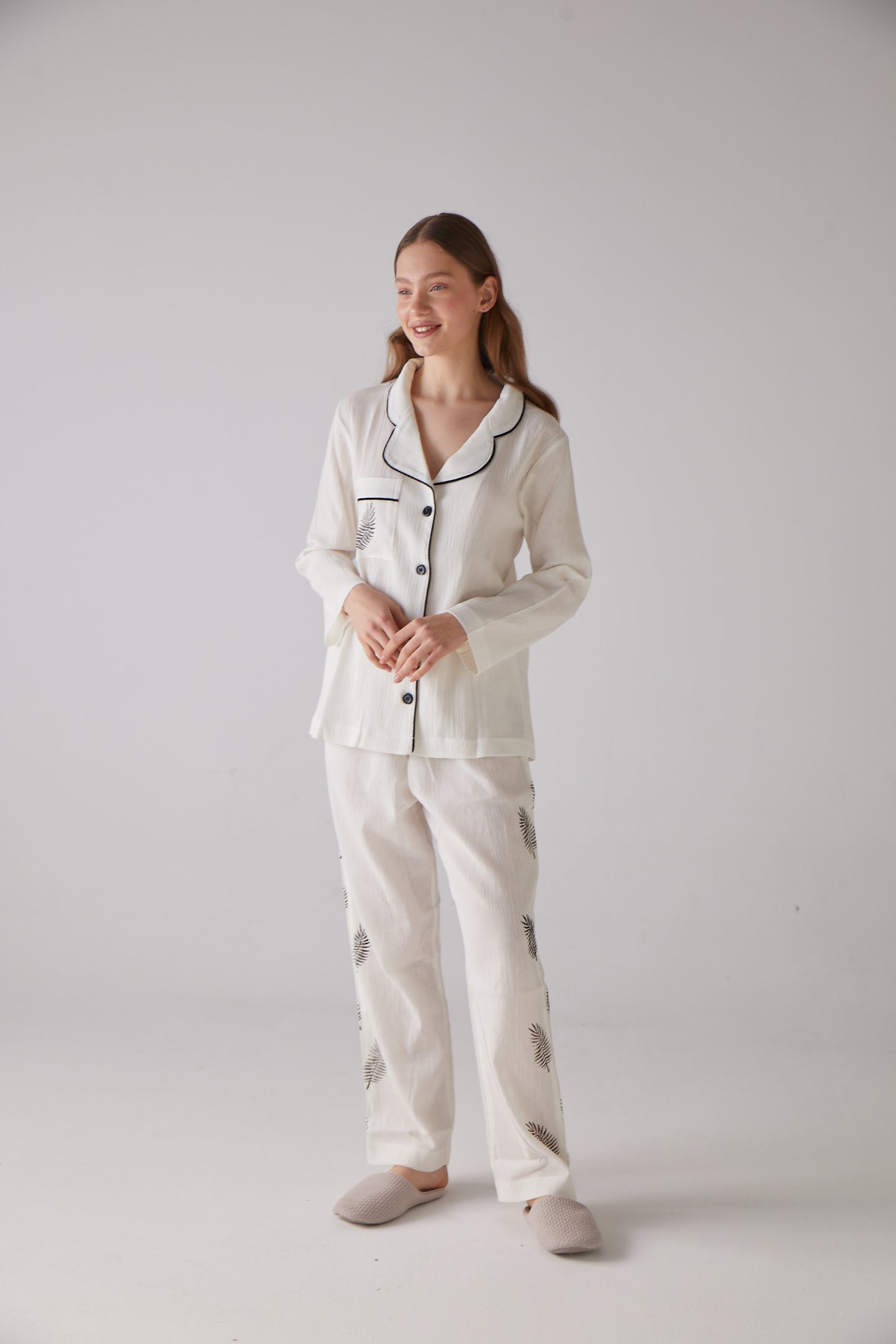 Weißes langes Pyjama-Set mit Blattmuster – 100 % Bio-Baumwolle