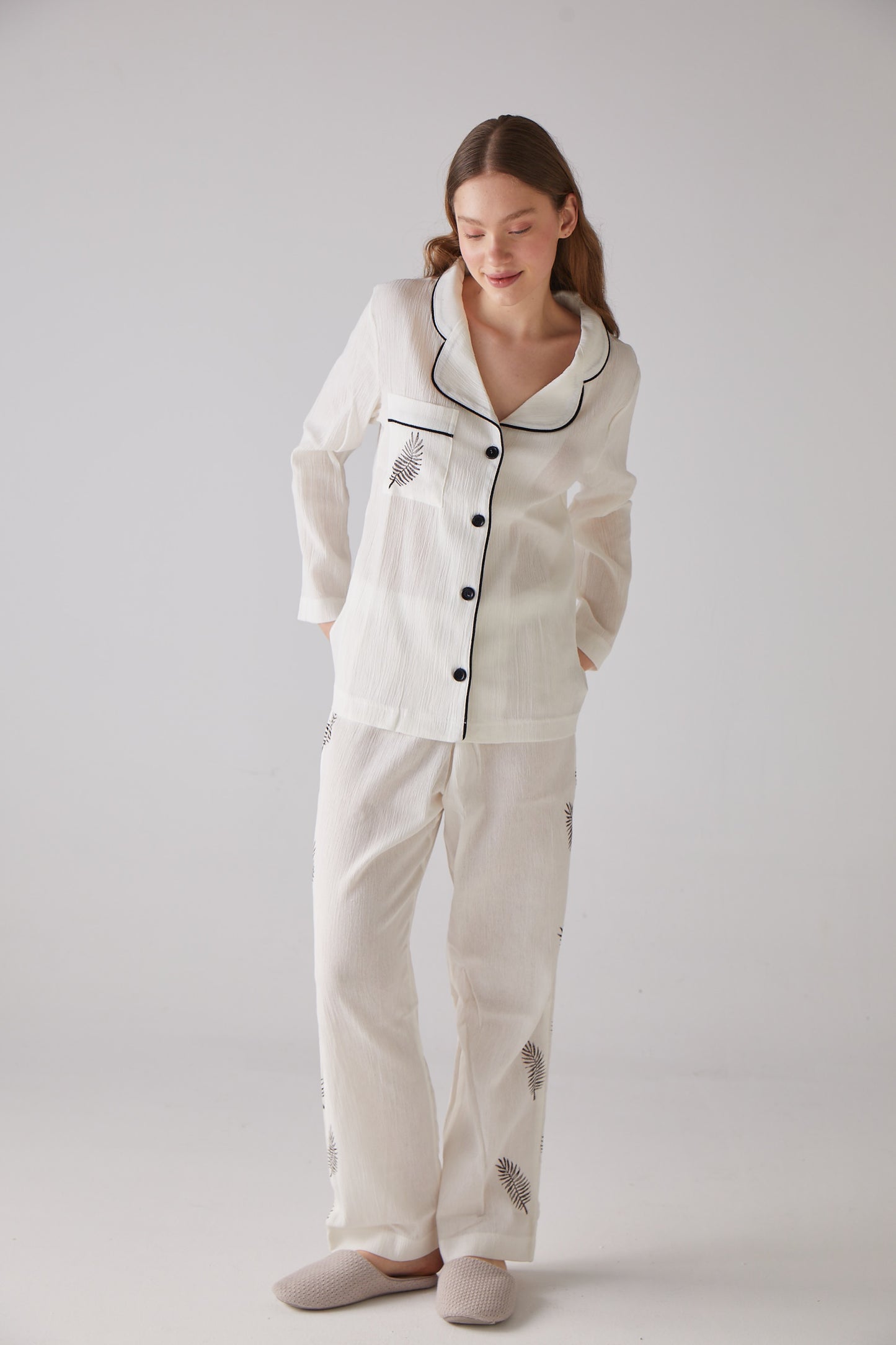 Weißes langes Pyjama-Set mit Blattmuster – 100 % Bio-Baumwolle