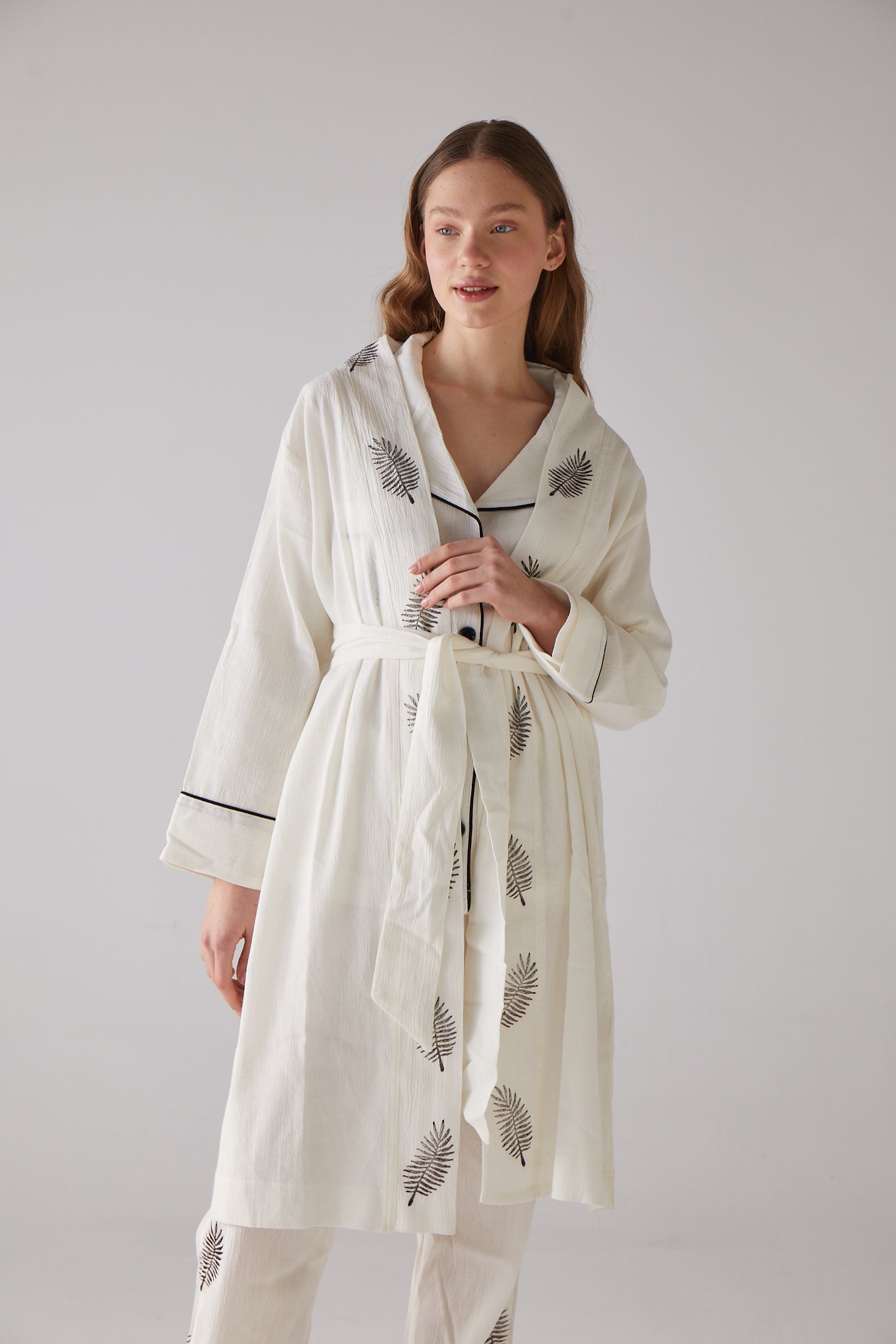 Leaf woodcut patterned Morning-gown in white 100% organic cotton