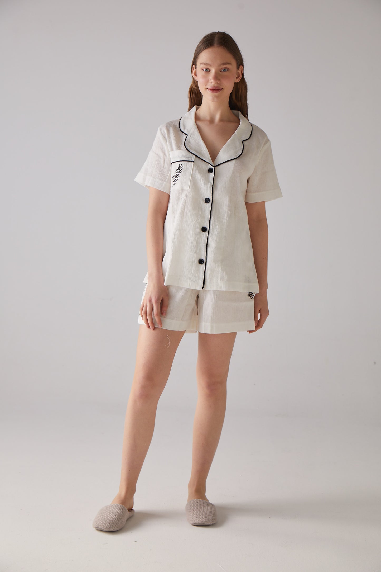 Weißes kurzes Pyjama-Set mit Blattmuster – 100 % Bio-Baumwolle