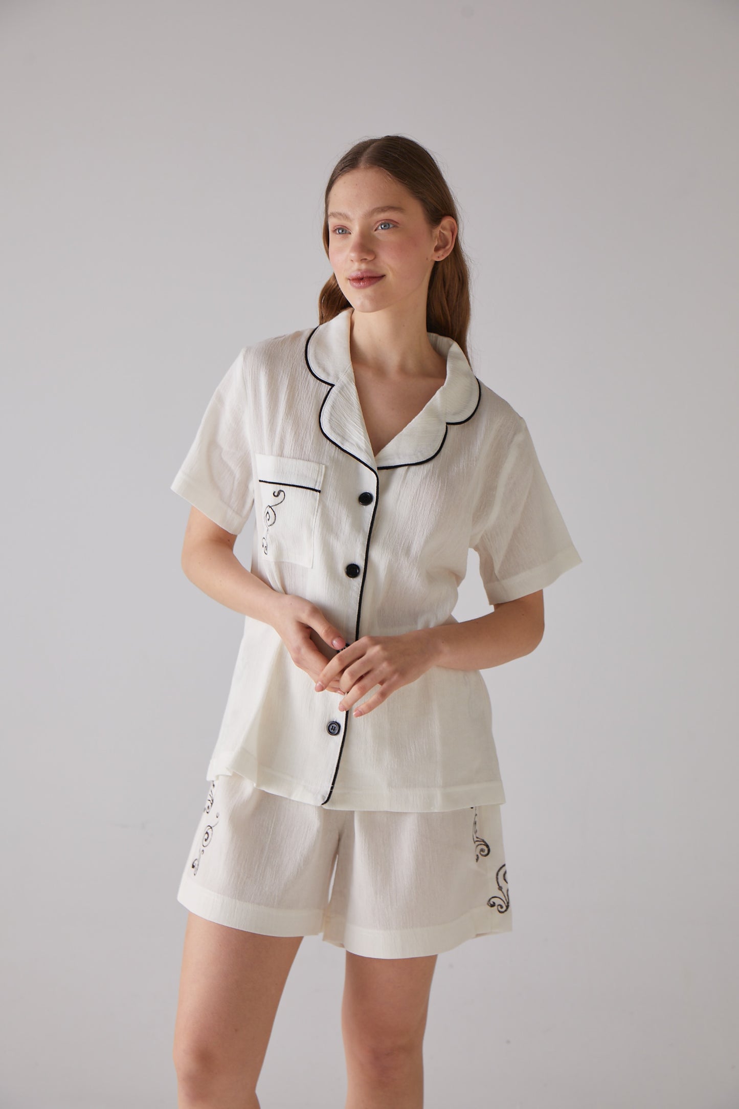 Weißes kurzes Pyjama-Set mit Clef-Muster – 100 % Bio-Baumwolle