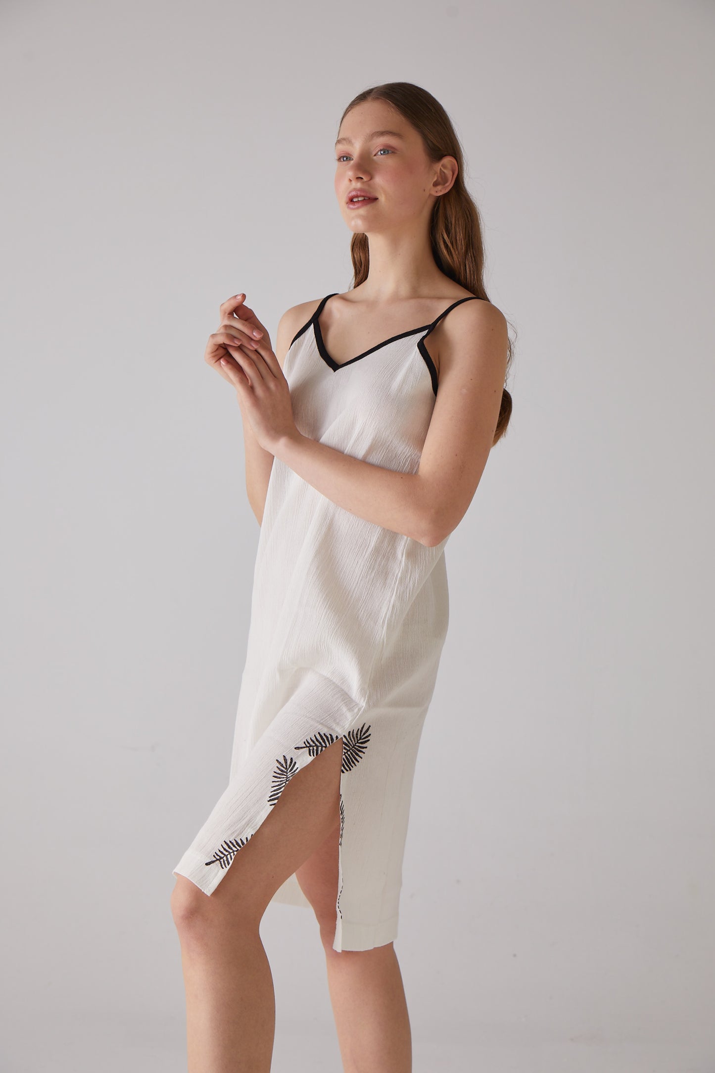 Blattholzschnitt-gemustertes Riemchen-Nachthemd aus weißer %100 Bio-Baumwolle