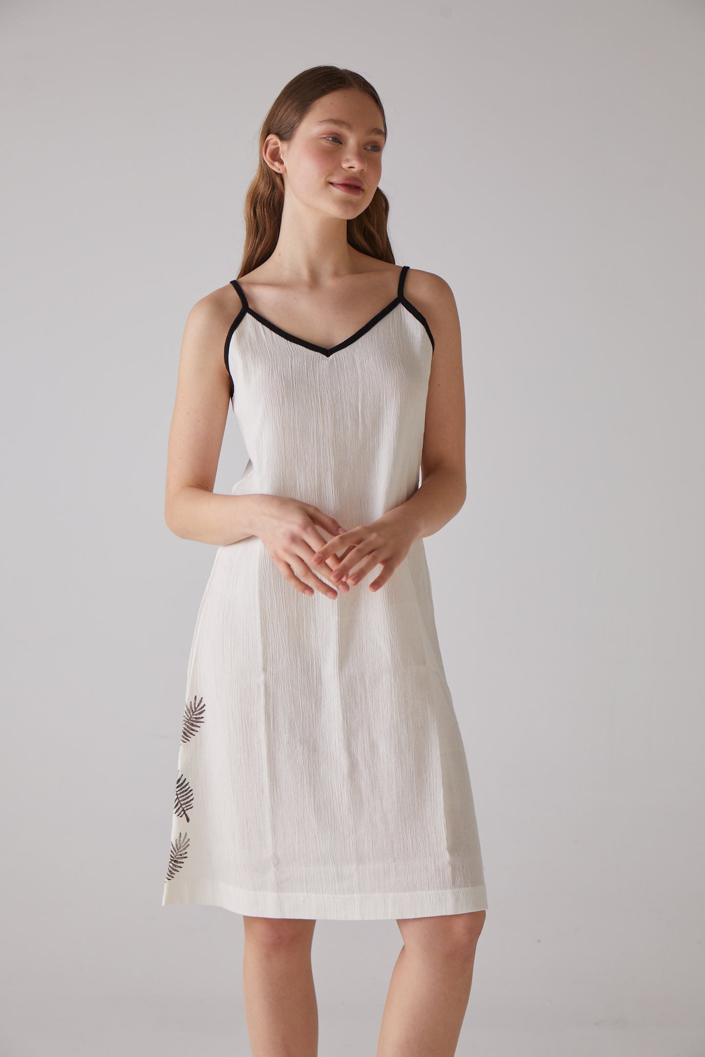 Leaf woodcut patterned Strappy nightgown in white 100% organic cotton