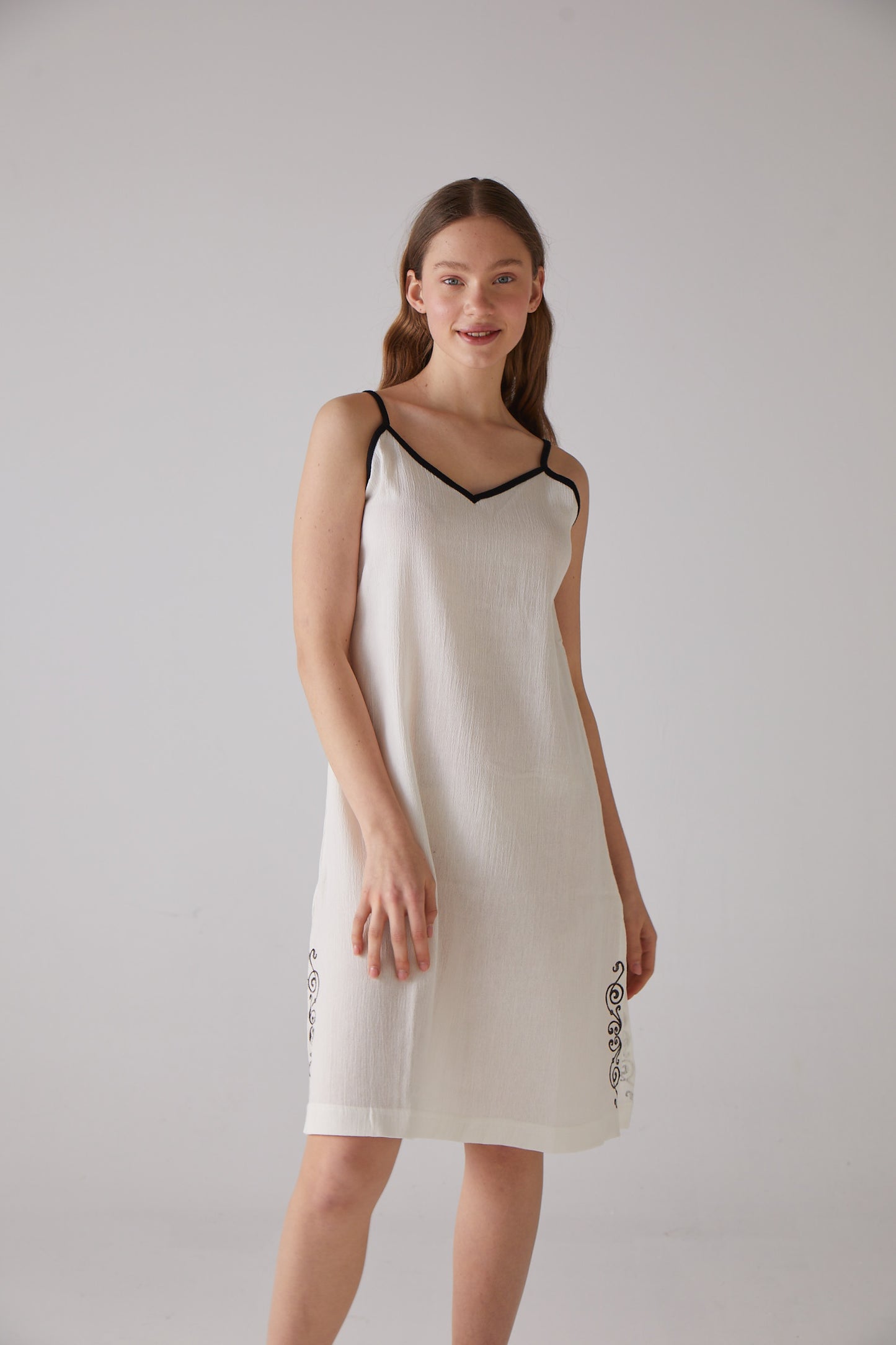 Riemchen-Nachthemd mit Clef-Holzschnittmuster aus weißer %100 Bio-Baumwolle