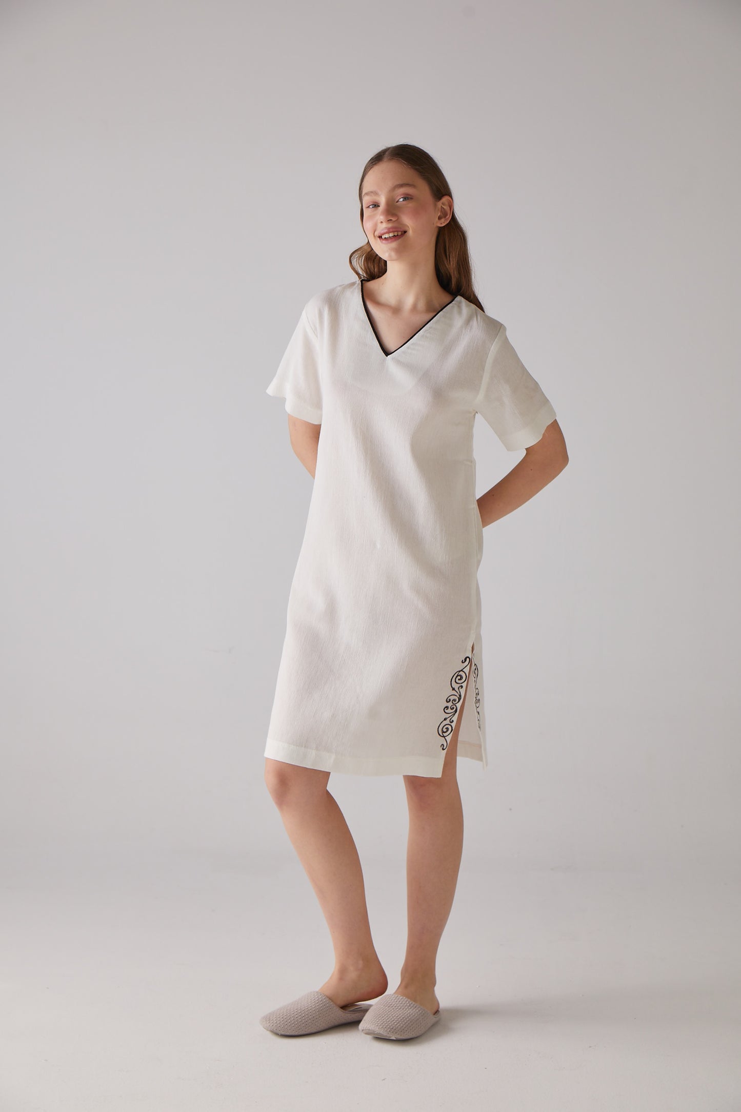 Weißes Nachthemd mit V-Ausschnitt und Holzschnitt-Muster aus 100 % Bio-Baumwolle