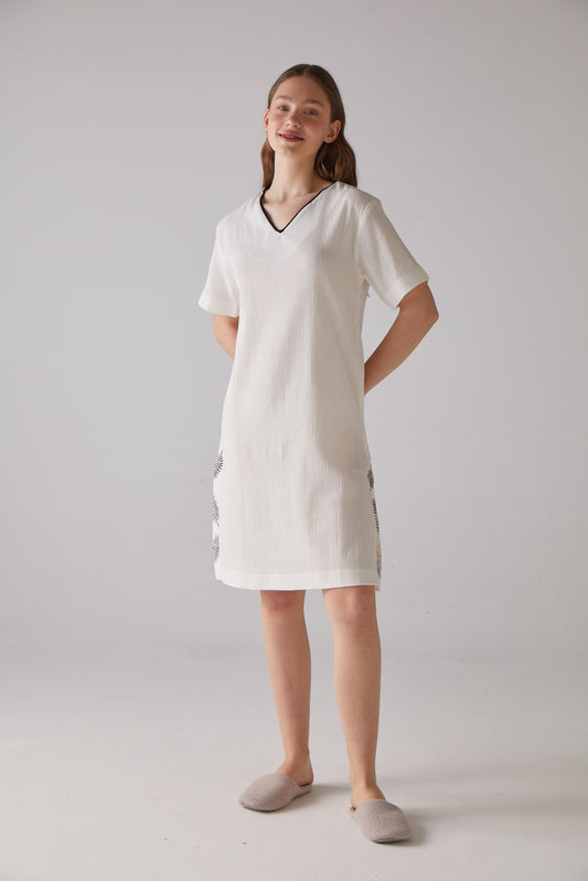 Leaf woodcut patterned V-neck nightgown in white 100% organic cotton