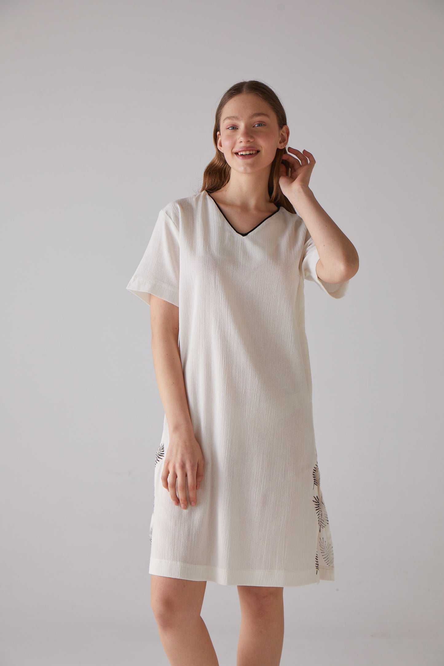 Blattholzschnitt-Nachthemd mit V-Ausschnitt aus weißer %100 Bio-Baumwolle