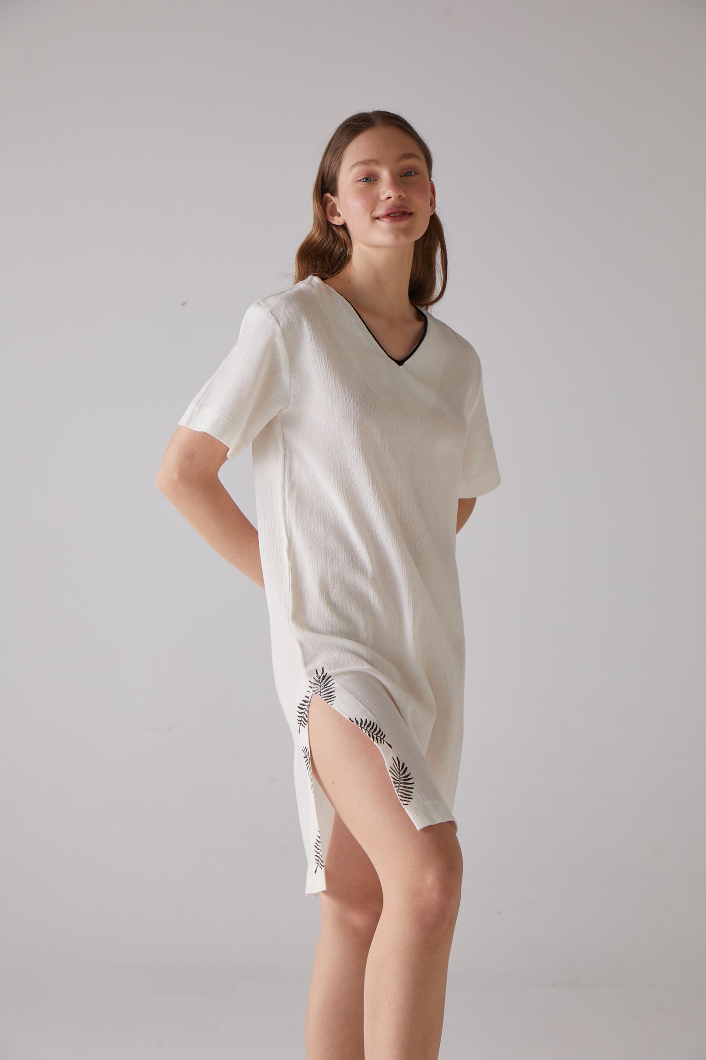 Leaf woodcut patterned V-neck nightgown in white 100% organic cotton