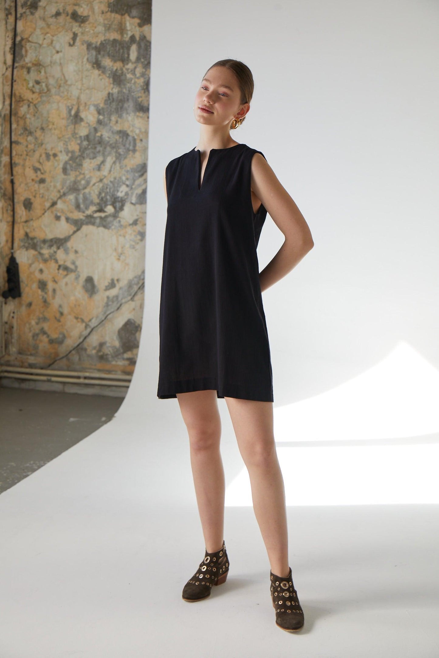 Sleeveless V-neck mini dress in black %100 organic cotton - trendynow