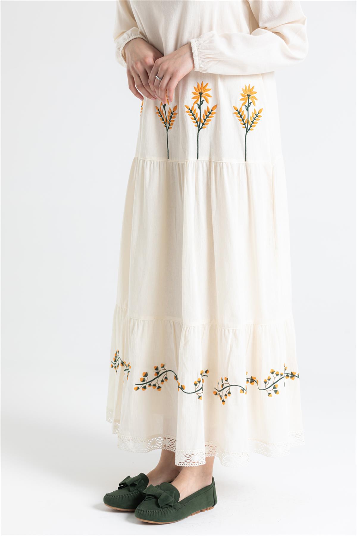 Long-sleeved Sile Cloth Dress With Floral Embroidery And Guipure Lace Detail At The Hem - trendynow