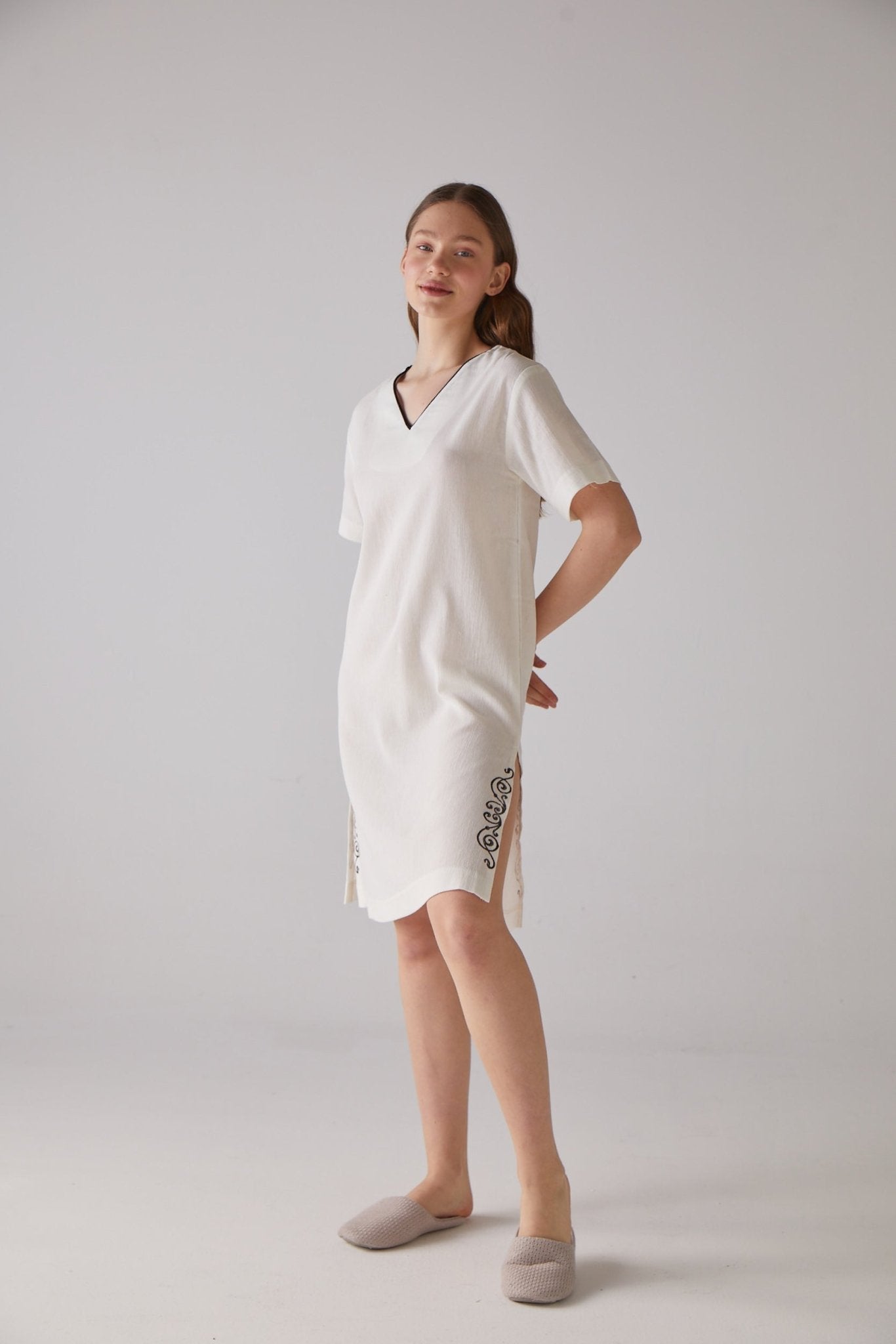 Clef woodcut patterned V - neck nightgown in white 100% organic cotton - trendynow