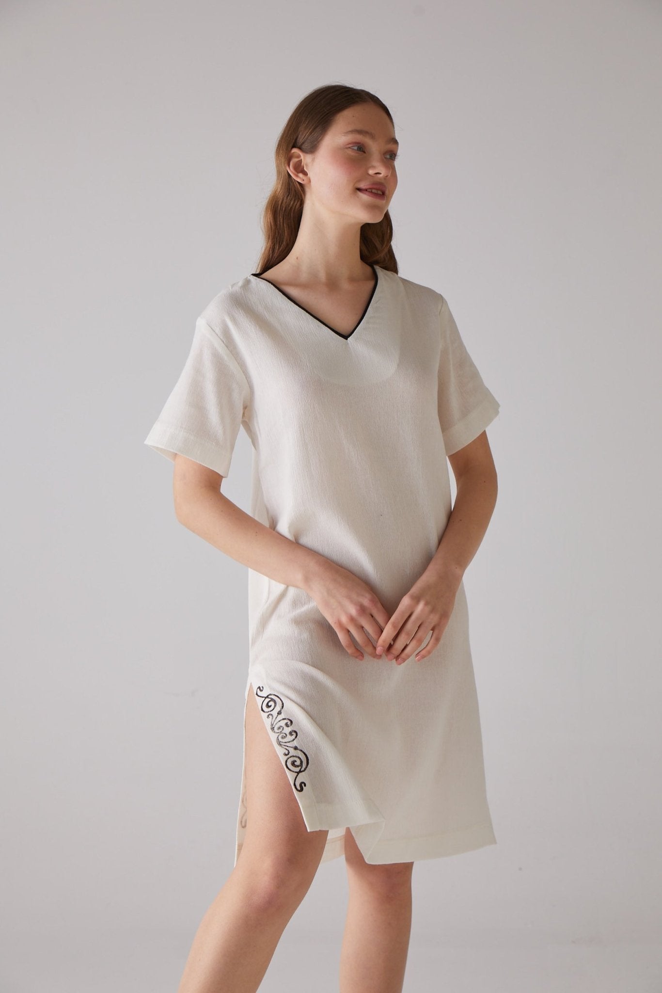 Clef woodcut patterned V - neck nightgown in white 100% organic cotton - trendynow