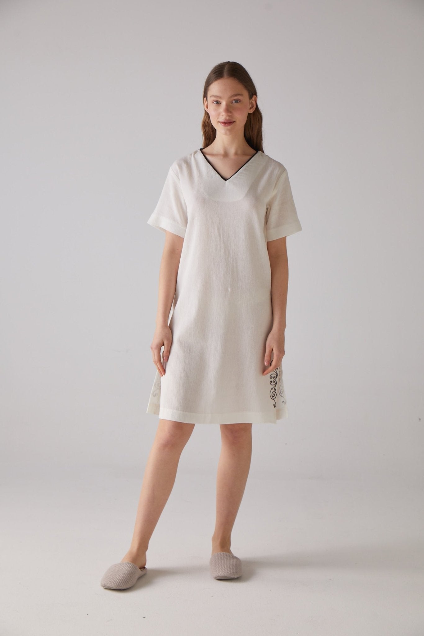 Clef woodcut patterned V - neck nightgown in white 100% organic cotton - trendynow