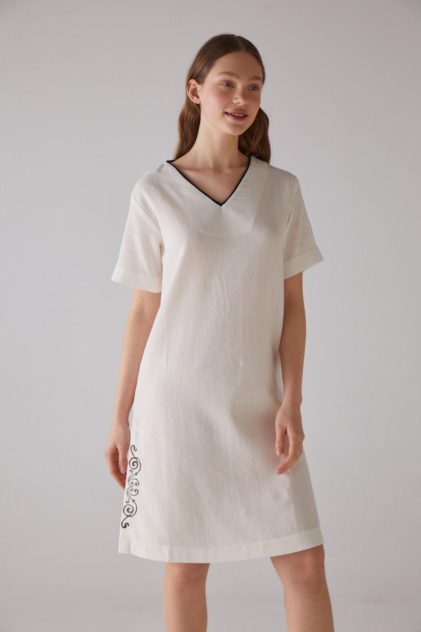 Clef woodcut patterned V - neck nightgown in white 100% organic cotton - trendynow