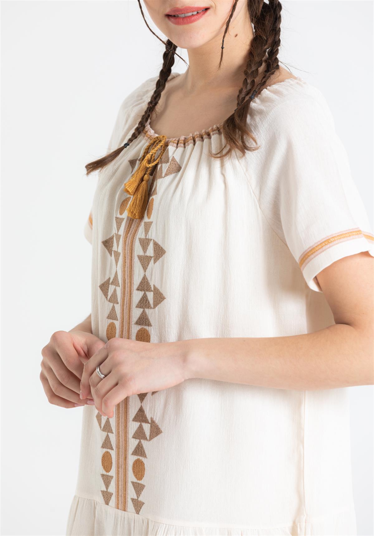 Kurzärmliges Sile-Stoff Besticktes kurzes Kleid mit Quasten am Hals