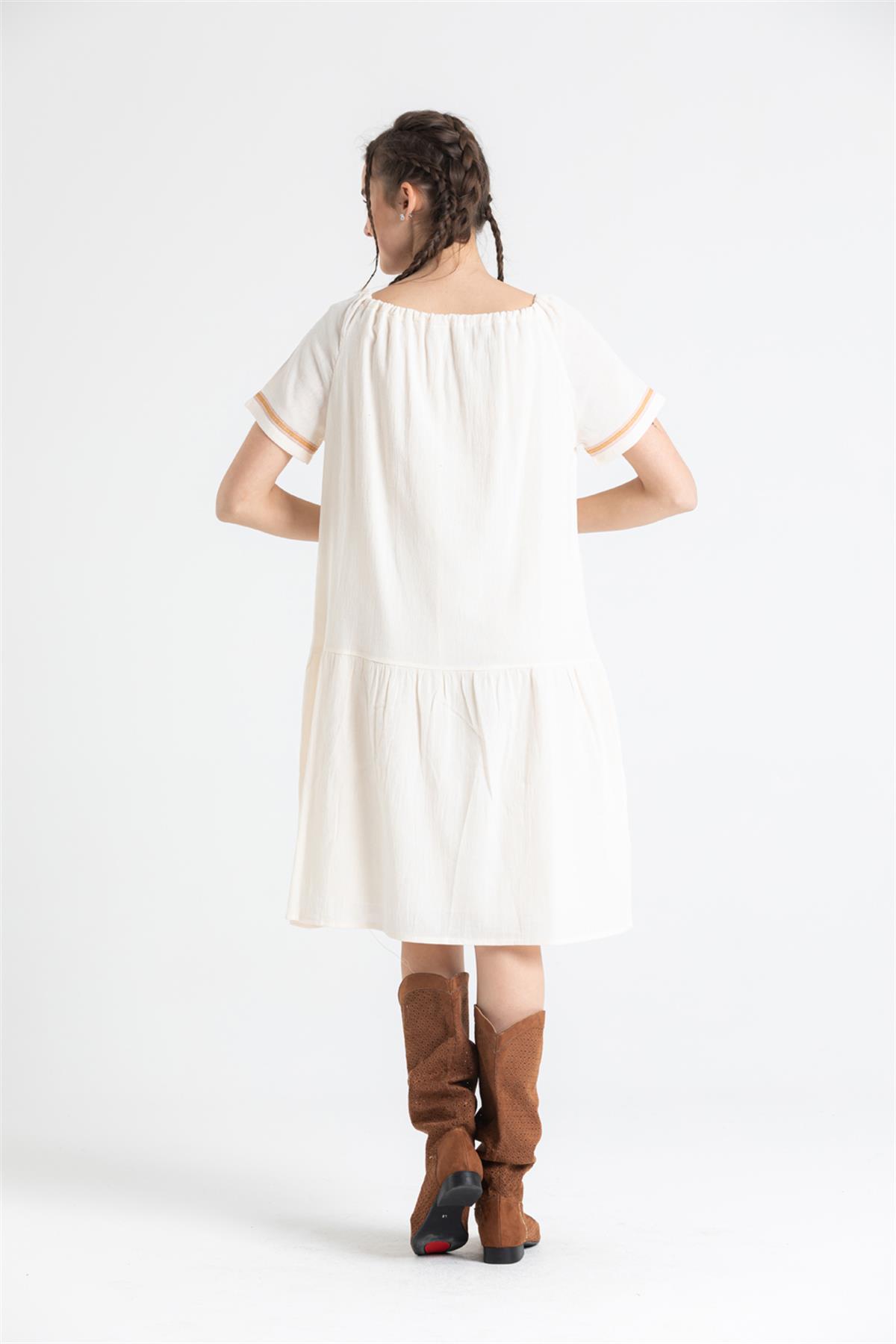 Kurzärmliges Sile-Stoff Besticktes kurzes Kleid mit Quasten am Hals