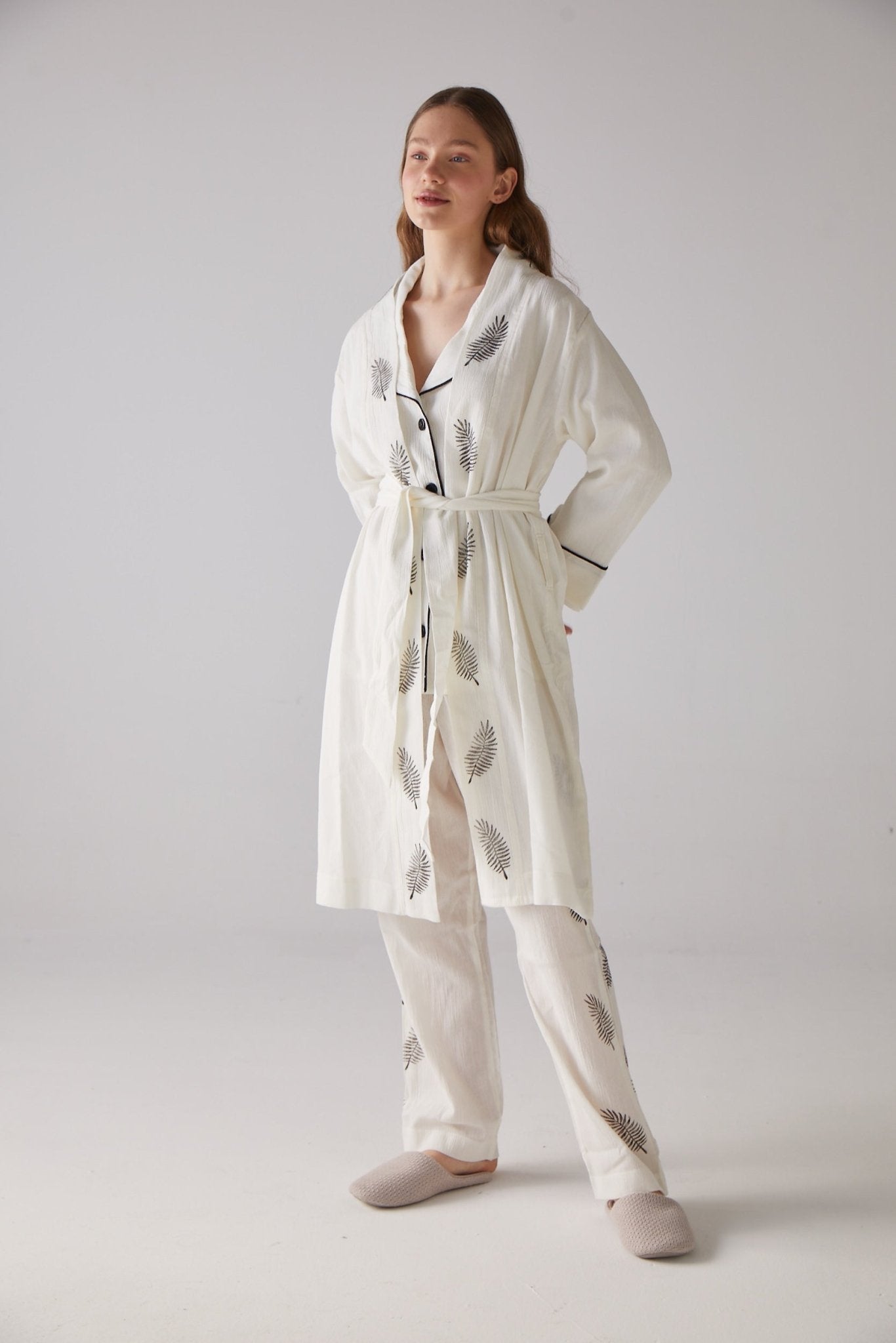 Leaf woodcut patterned Morning - gown in white 100% organic cotton - trendynow