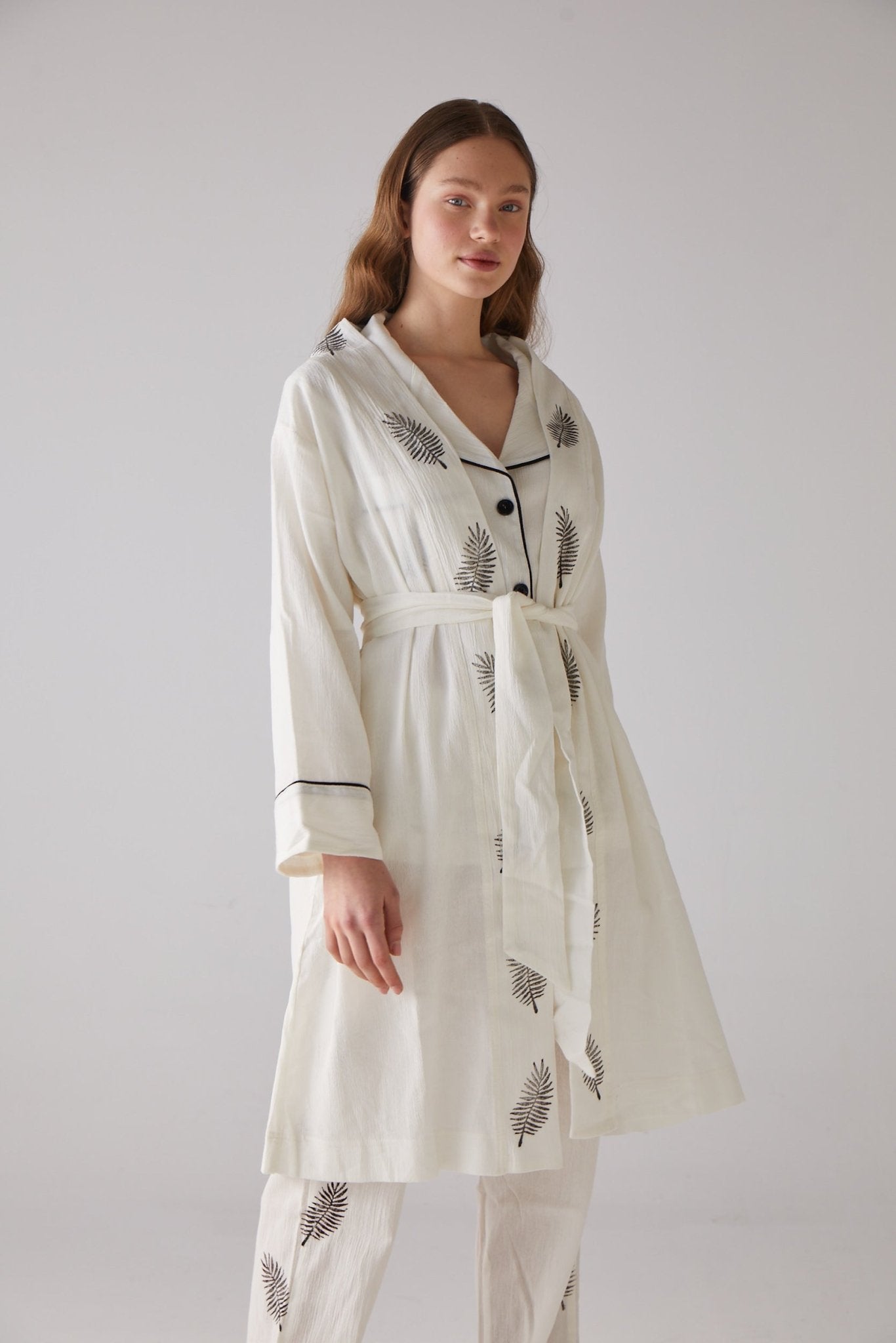 Leaf woodcut patterned Morning - gown in white 100% organic cotton - trendynow