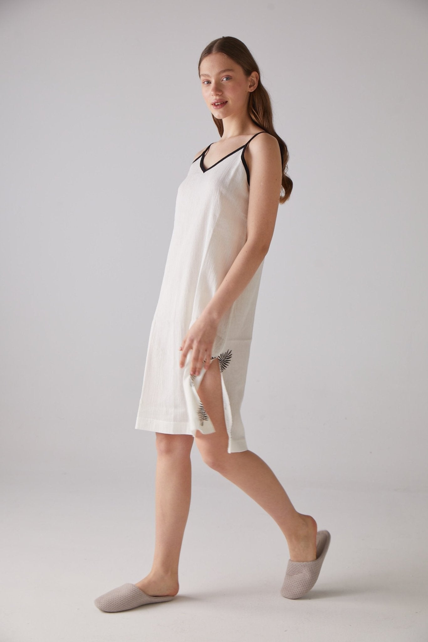 Leaf woodcut patterned Strappy nightgown in white 100% organic cotton - trendynow