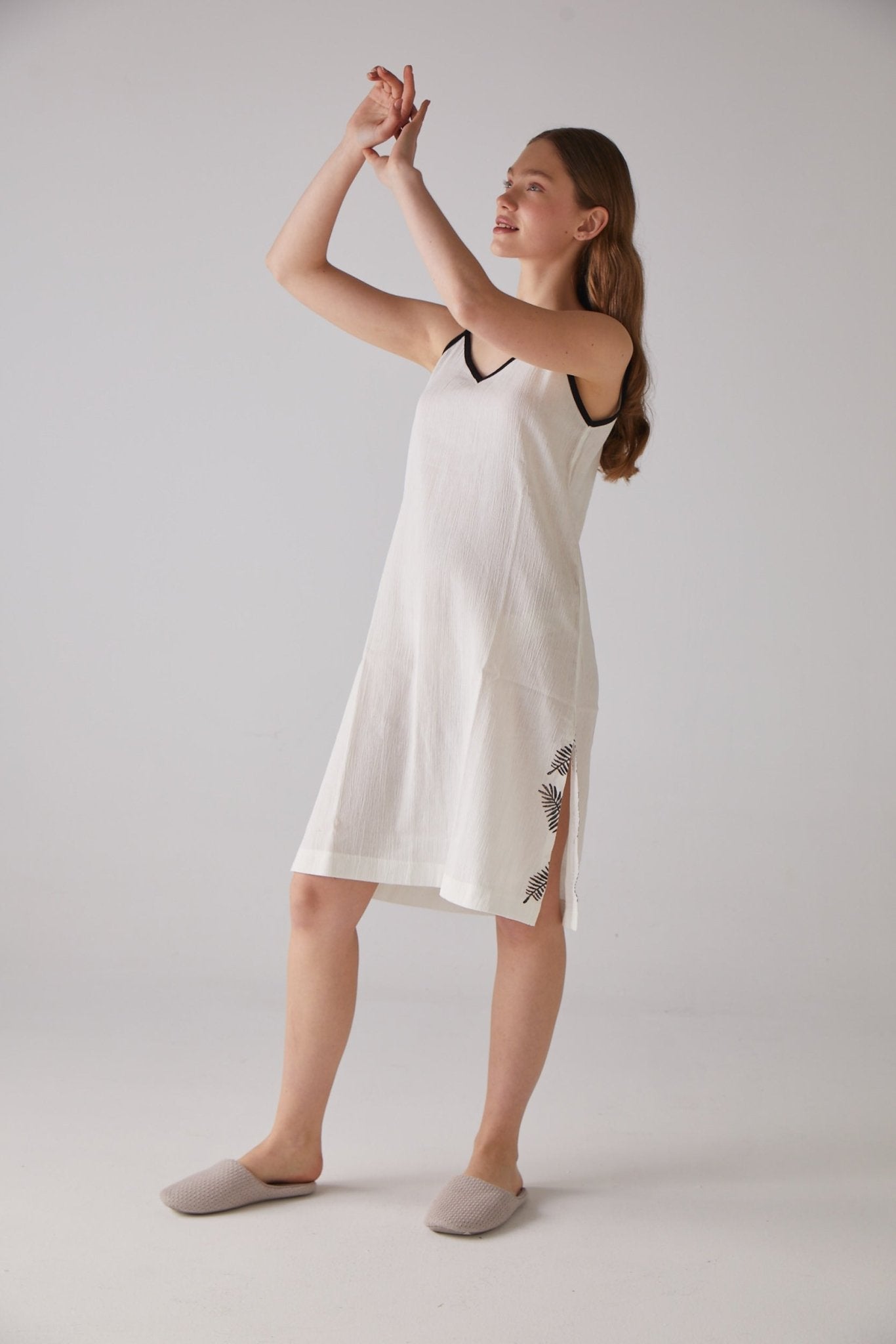 Leaf woodcut patterned Strappy nightgown in white 100% organic cotton - trendynow