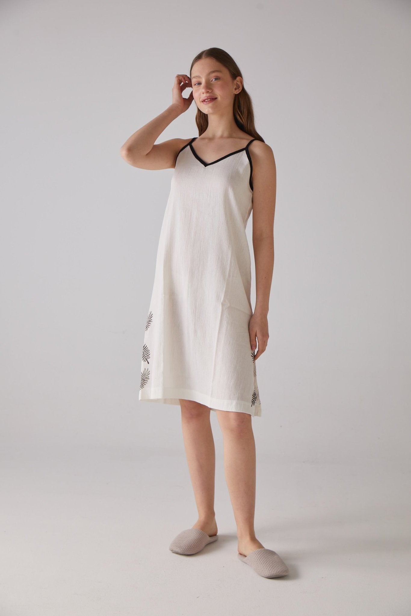 Leaf woodcut patterned Strappy nightgown in white 100% organic cotton - trendynow