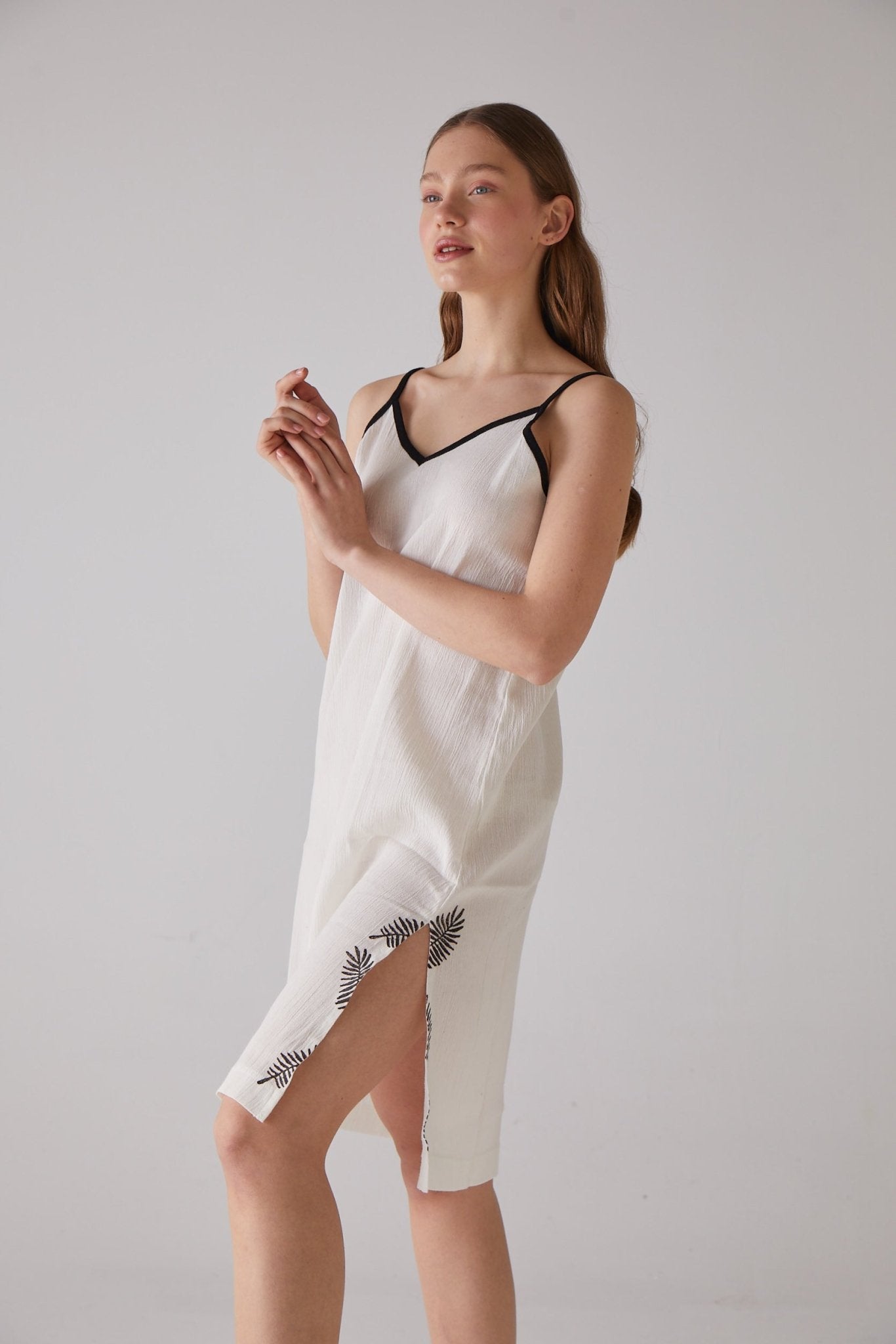 Leaf woodcut patterned Strappy nightgown in white 100% organic cotton - trendynow