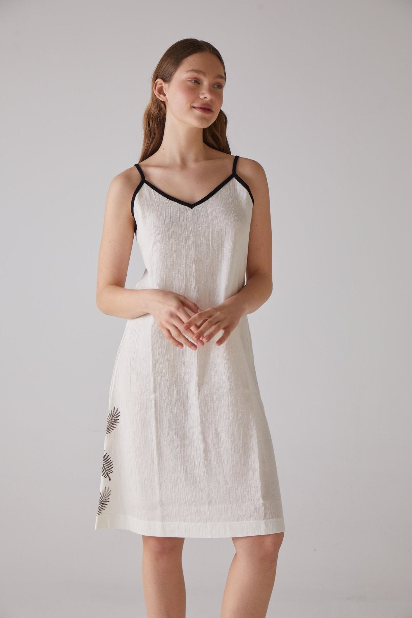 Leaf woodcut patterned Strappy nightgown in white 100% organic cotton - trendynow