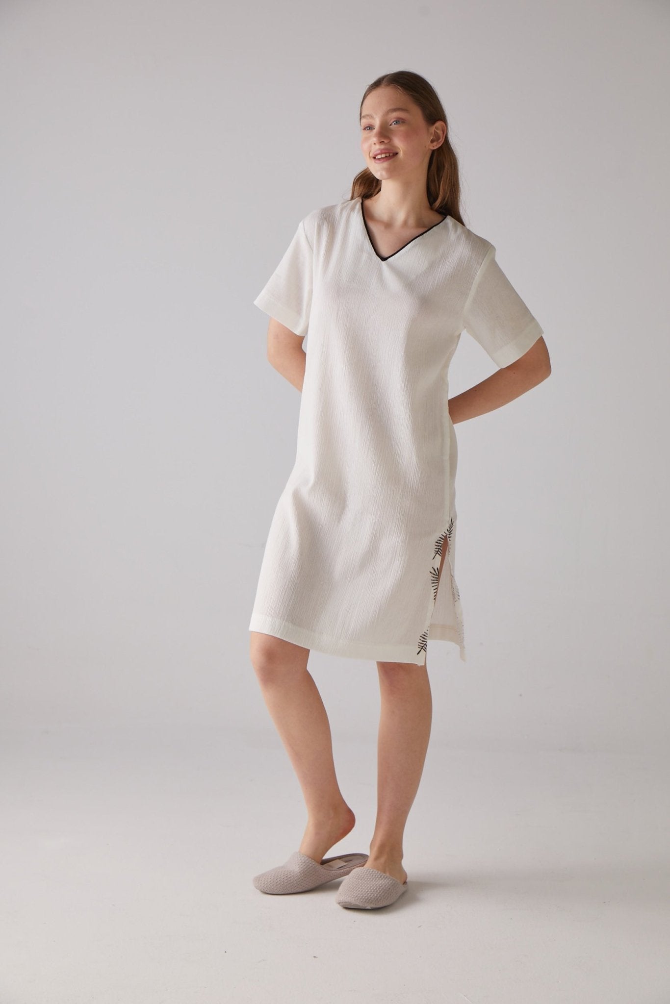 Leaf woodcut patterned V - neck nightgown in white 100% organic cotton - trendynow