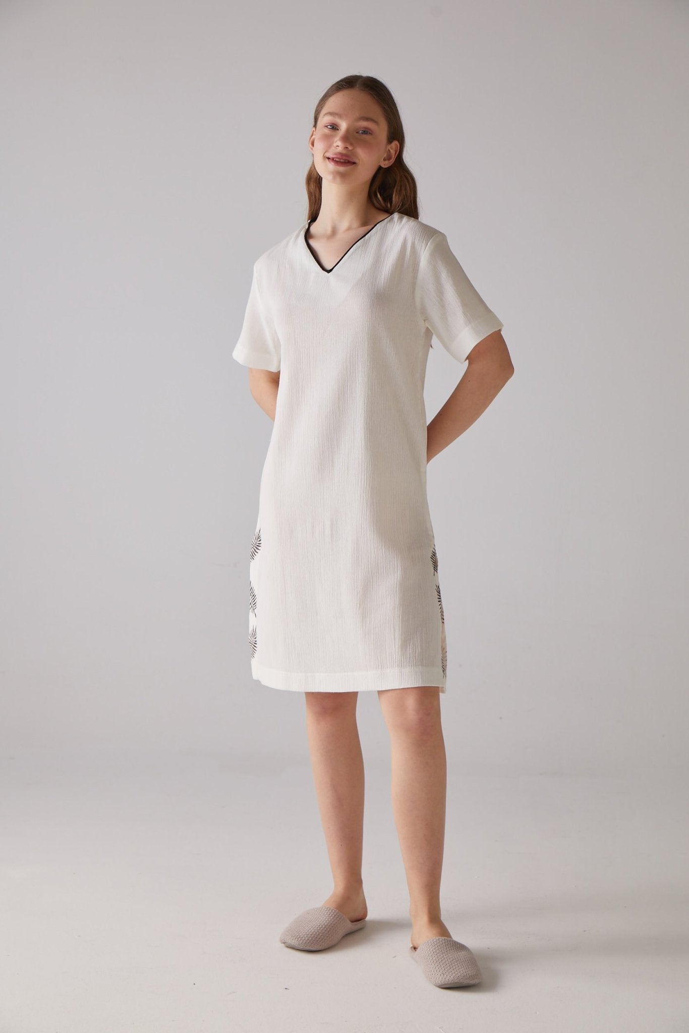 Leaf woodcut patterned V - neck nightgown in white 100% organic cotton - trendynow