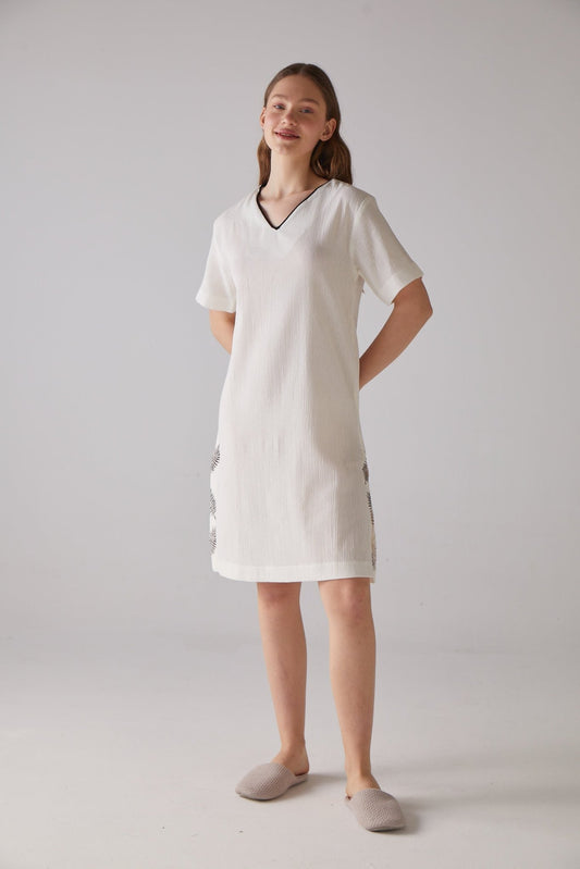 Leaf woodcut patterned V - neck nightgown in white 100% organic cotton - trendynow