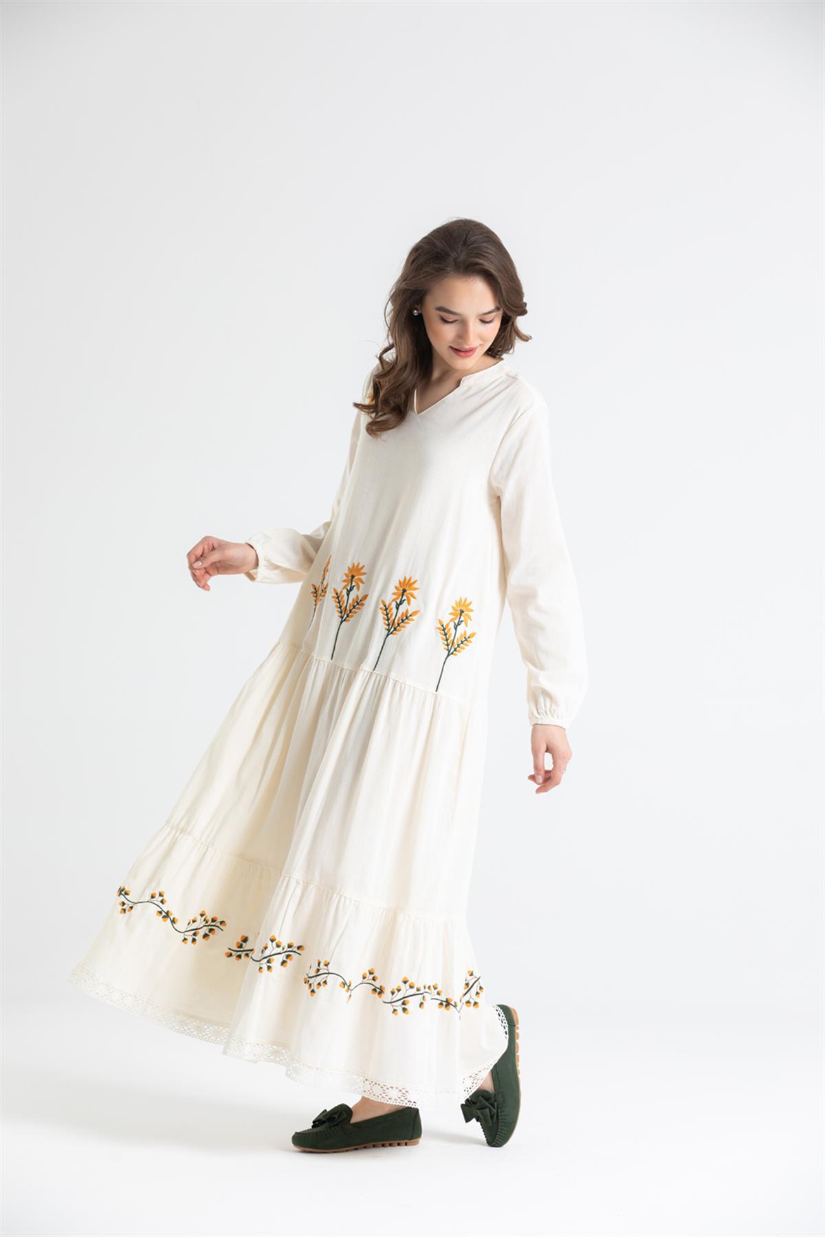 Long - sleeved Sile Cloth Dress With Floral Embroidery And Guipure Lace Detail At The Hem - trendynow