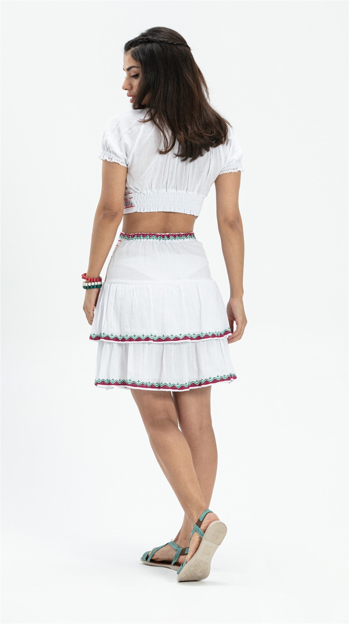 Mini jupe évasée blanche brodée ethnique