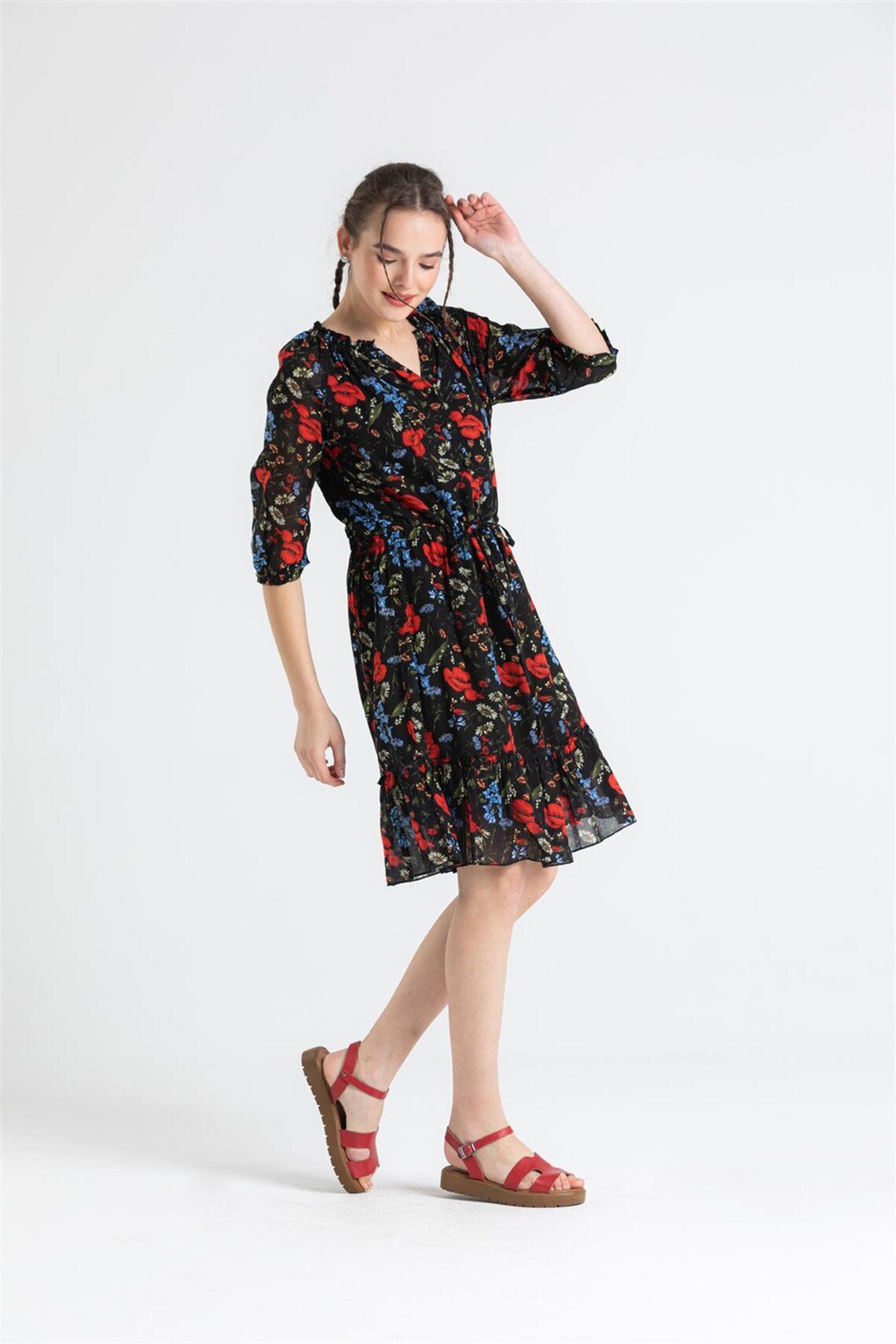Robe noire courte boutonnée à motif de fleurs de coquelicot à
